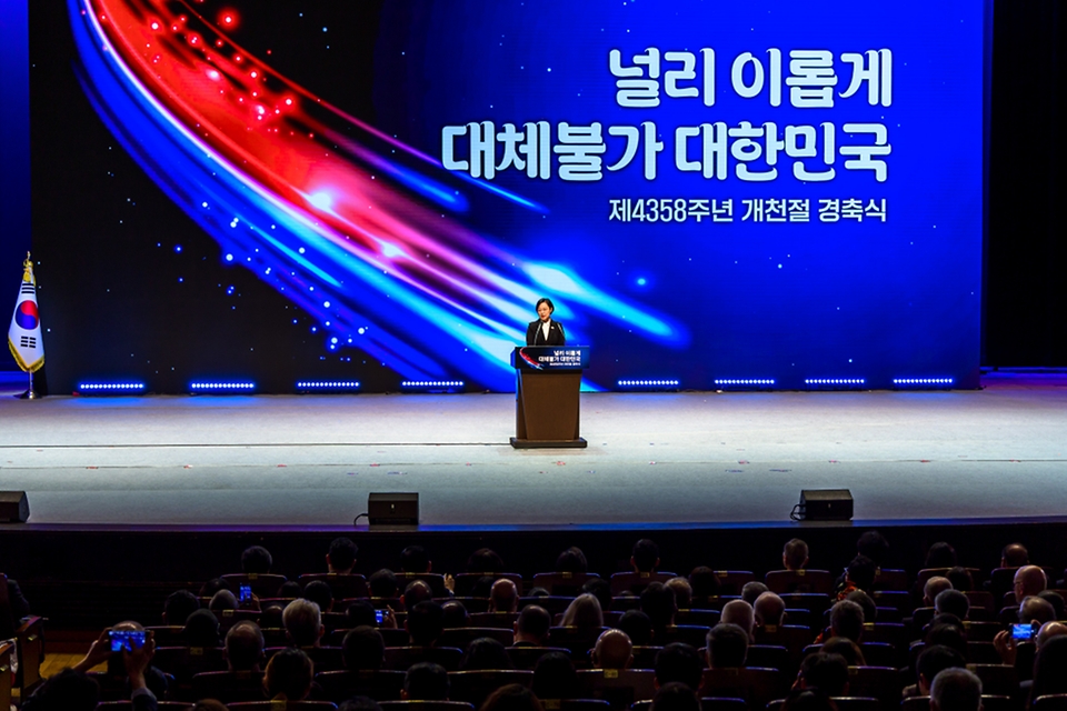 한성숙 국무총리가 10월 3일 서울 종로구 세종문화회관에서 열린 제4358주년 개천절 경축식에서 경축사를 하고 있다.
