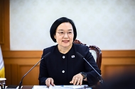 한성숙 국무총리가 10월 1일 서울 종로구 정부서울청사에서 인공지능(AI) 행정혁신 간담회를 주재하고 있다.