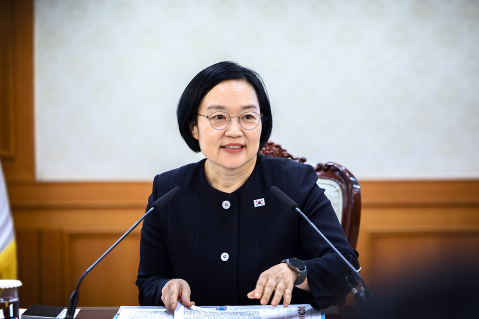 한성숙 국무총리가 10월 1일 서울 종로구 정부서울청사에서 인공지능(AI) 행정혁신 간담회를 주재하고 있다.
