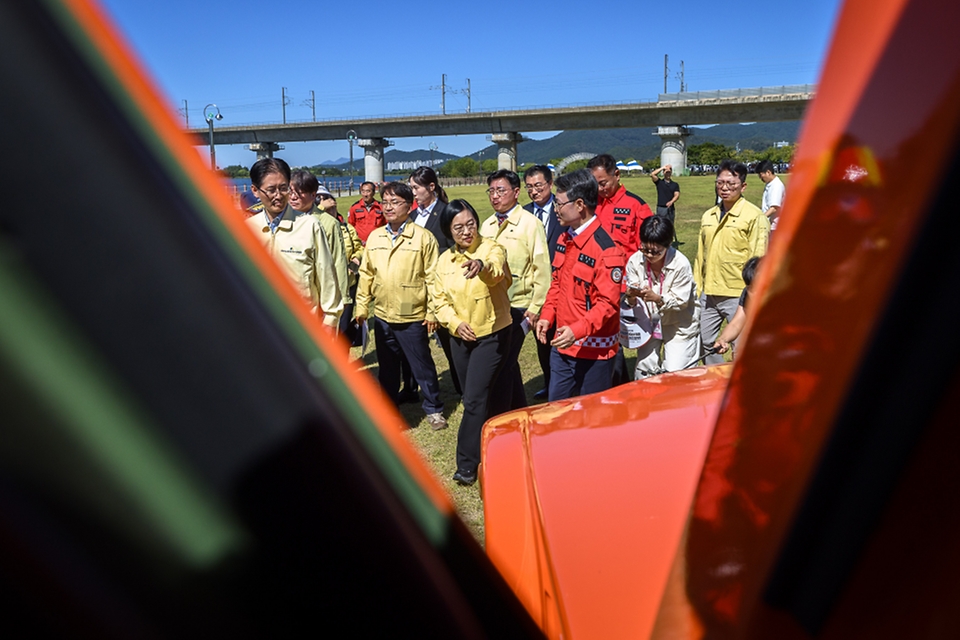 한성숙 국무총리가 10월 2일 경상북도 칠곡군 칠곡보생태공원에서 열린 '2026 READY Korea 산불진화 통합훈련'에 참석, 산불진화장비 등을 살펴보고 있다.