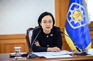 한성숙 국무총리가 10월 1일 서울 종로구 정부서울청사에서 인공지능(AI) 행정혁신 간담회를 주재하고 있다.