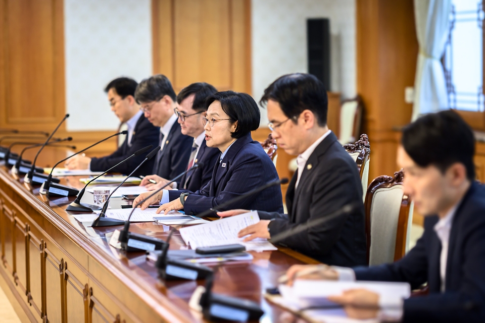 한성숙 국무총리가 10월 6일 서울 종로구 정부서울청사에서 금융·공공기관 개인정보 유출관련 회의를 주재하고 있다.