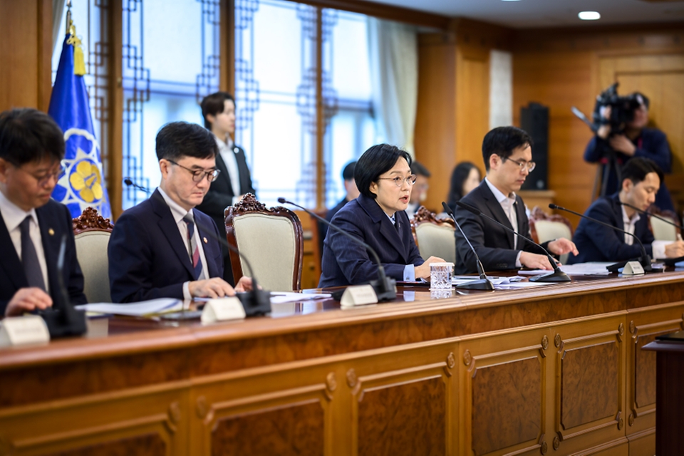 한성숙 국무총리가 10월 6일 서울 종로구 정부서울청사에서 금융·공공기관 개인정보 유출관련 회의를 주재하고 있다.