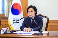 한성숙 국무총리가 10월 6일 서울 종로구 정부서울청사에서 금융·공공기관 개인정보 유출관련 회의를 주재하고 있다.