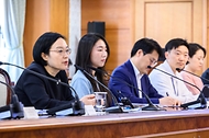 한성숙 국무총리가 10월 1일 서울 종로구 정부서울청사에서 인공지능(AI) 행정혁신 간담회를 주재하고 있다.
