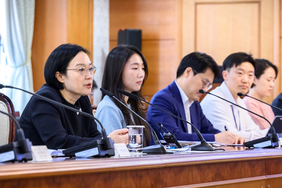한성숙 국무총리가 10월 1일 서울 종로구 정부서울청사에서 인공지능(AI) 행정혁신 간담회를 주재하고 있다.