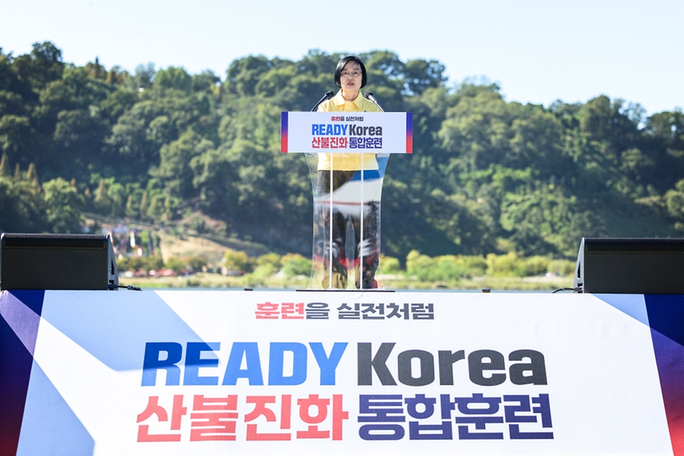 한성숙 국무총리가 10월 2일 경상북도 칠곡군 칠곡보생태공원에서 열린 '2026 READY Korea 산불진화 통합훈련'에 참석, 산불진화장비 등을 살펴보고 있다.