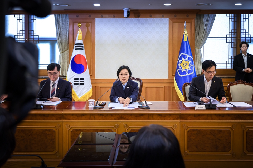한성숙 국무총리가 10월 6일 서울 종로구 정부서울청사에서 금융·공공기관 개인정보 유출관련 회의를 주재하고 있다.