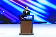 한성숙 국무총리가 10월 3일 서울 종로구 세종문화회관에서 열린 제4358주년 개천절 경축식에서 경축사를 하고 있다.