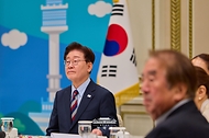 이재명 대통령이 10월 7일 청와대에서 열린 재일본대한민국민단 창단 80주년 기념 간담회에서 참석자의 발언을 듣고 있다.