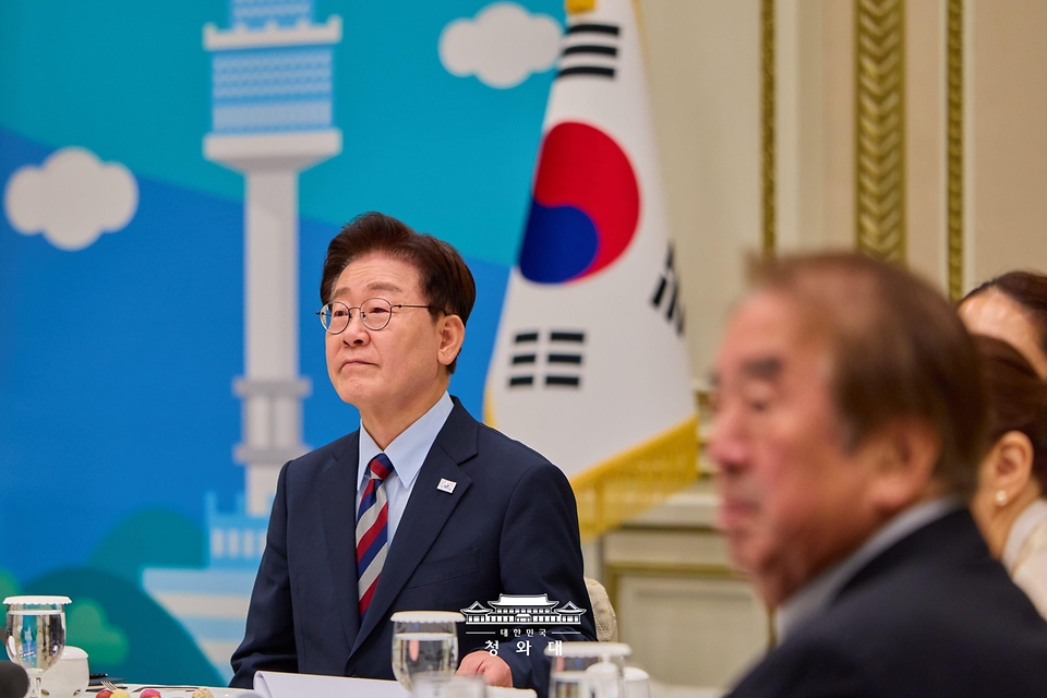 이재명 대통령이 10월 7일 청와대에서 열린 재일본대한민국민단 창단 80주년 기념 간담회에서 참석자의 발언을 듣고 있다.