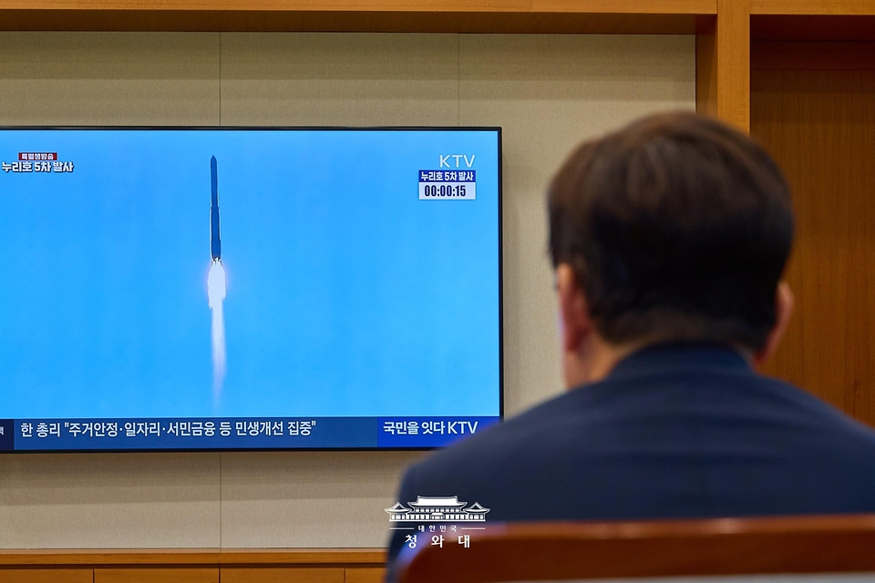 이재명 대통령이 10월 7일 청와대에서 한국형 발사체 누리호 5차 발사 중계 화면을 보고 있다.