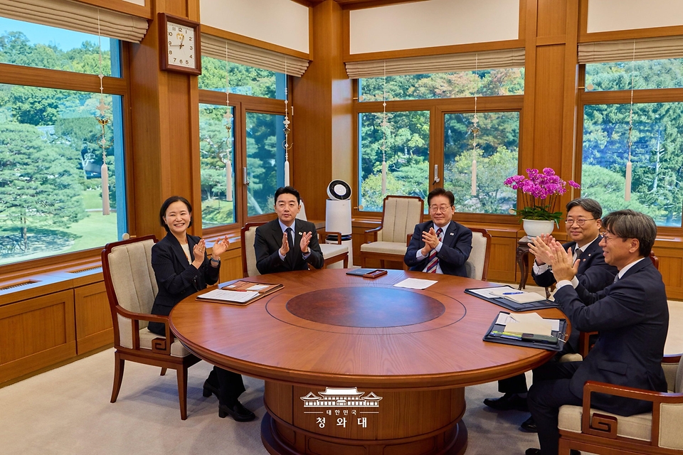 이재명 대통령이 10월 7일 청와대에서 한국형 발사체 누리호 5차 발사 성공 중계 화면을 보며 박수치고 있다.