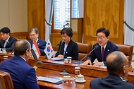 이재명 대통령이 10월 8일 청와대에서 열린 압델 파타 알시시 이집트 대통령과의 확대 정상회담에서 발언하고 있다.