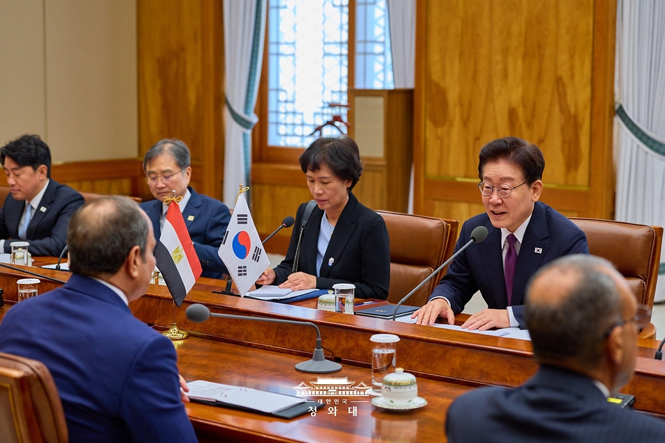 이재명 대통령이 10월 8일 청와대에서 열린 압델 파타 알시시 이집트 대통령과의 확대 정상회담에서 발언하고 있다.
