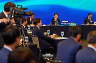 이재명 대통령이 10월 7일 서울 한 회의장에서 열린 한국형 녹색대전환(K-GX) 전략 국민보고회에서 참석자의 발언을 듣고 있다.
