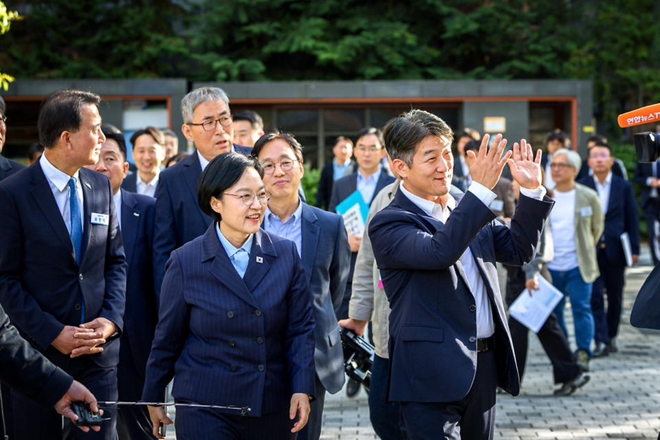 한성숙 국무총리가 10월 6일 경기 남양주시 별내동 사회적 경제주체 참여형 공공지원민간임대주택을 방문해 운영현황을 점검하고 있다.
