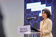 김혜경 여사가 10월 7일 인천광역시 국립세계문자박물관에서 열린 훈맹정음 100주년 특별전 개막식에서 축사를 하고 있다.