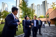 한성숙 국무총리가 10월 6일 경기 남양주시 별내동 사회적 경제주체 참여형 공공지원민간임대주택을 방문해 운영현황을 점검하고 있다.