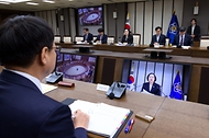 한성숙 국무총리가 10월 8일 세종시 정부세종청사에서 국가정책조정회의를 주재하고 있다.