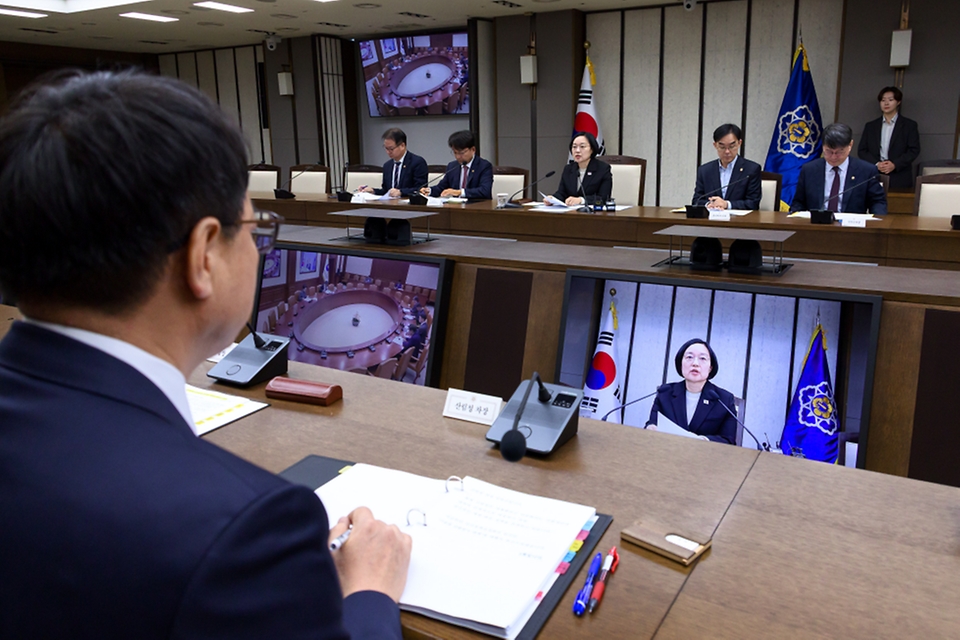 한성숙 국무총리가 10월 8일 세종시 정부세종청사에서 국가정책조정회의를 주재하고 있다.