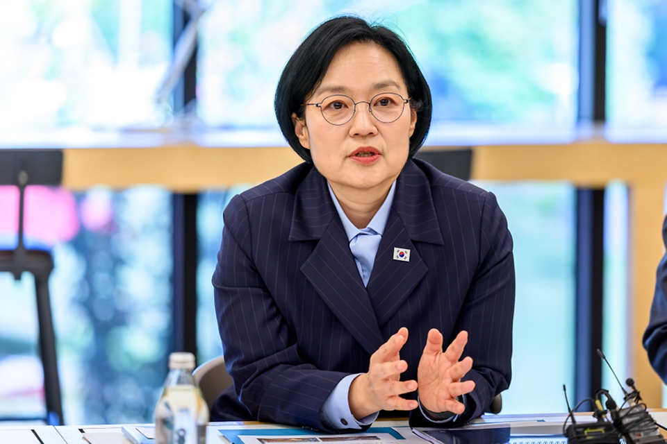 한성숙 국무총리가 10월 6일 경기 남양주시 별내동 사회적 경제주체 참여형 공공지원민간임대주택을 방문해 운영현황을 점검하고 있다.