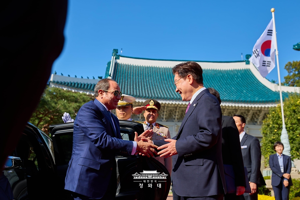 이재명 대통령이 10월 8일 청와대에서 국빈 방한한 압델 파타 알시시 이집트 대통령을 영접하고 있다.