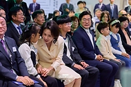 김혜경 여사가 10월 7일 인천광역시 국립세계문자박물관에서 열린 훈맹정음 100주년 특별전 개막식에서 참석한 어린이와 대화하고 있다.