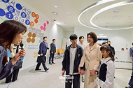 김혜경 여사가 10월 7일 인천광역시 국립세계문자박물관에서 훈맹정음 100주년 특별전을 관람하고 있다.