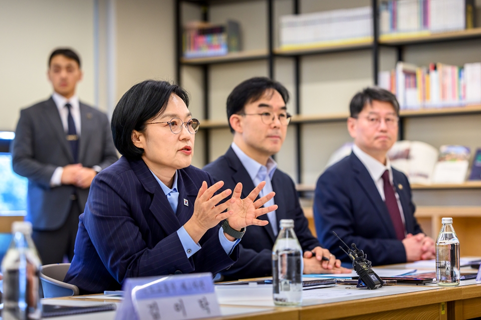 한성숙 국무총리가 10월 6일 경기 남양주시 별내동 사회적 경제주체 참여형 공공지원민간임대주택을 방문해 운영현황을 점검하고 있다.