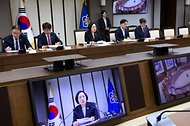 한성숙 국무총리가 10월 8일 세종시 정부세종청사에서 국가정책조정회의를 주재하고 있다.