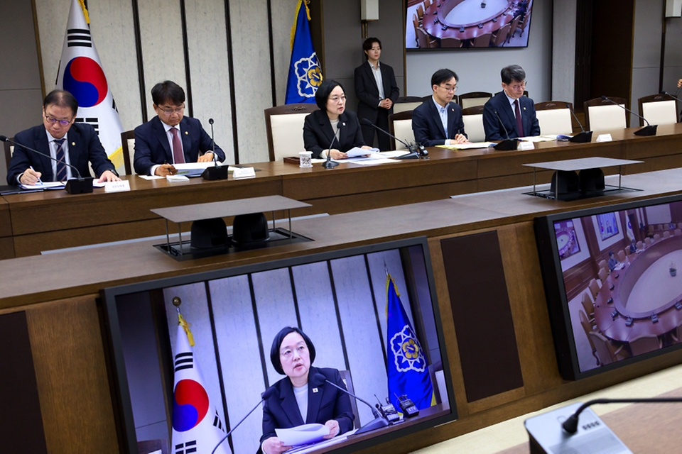 한성숙 국무총리가 10월 8일 세종시 정부세종청사에서 국가정책조정회의를 주재하고 있다.