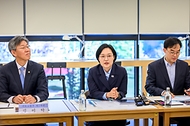 한성숙 국무총리가 10월 6일 경기 남양주시 별내동 사회적 경제주체 참여형 공공지원민간임대주택을 방문해 운영현황을 점검하고 있다.