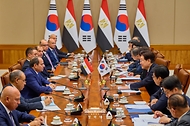 이재명 대통령과 압델 파타 알시시 이집트 대통령이 10월 8일 청와대에서 확대 정상회담을 하고 있다.