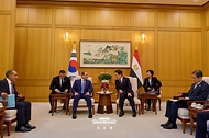 이재명 대통령과 압델 파타 알시시 이집트 대통령이 10월 8일 청와대에서 소인수회담을 하고 있다.