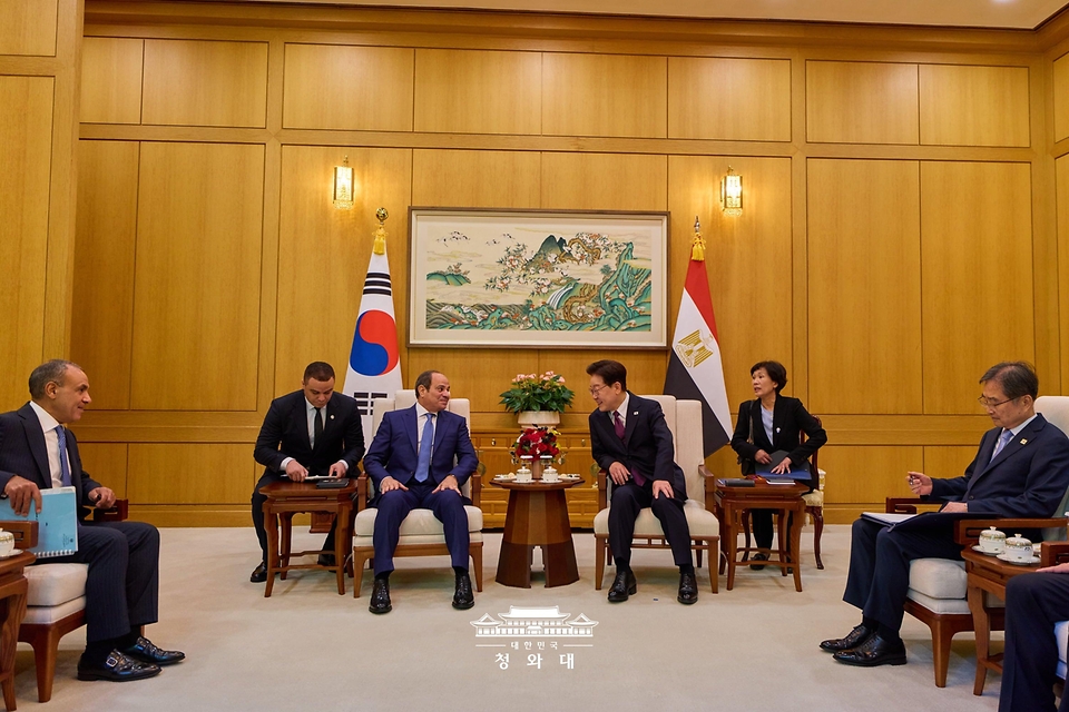 이재명 대통령과 압델 파타 알시시 이집트 대통령이 10월 8일 청와대에서 소인수회담을 하고 있다.