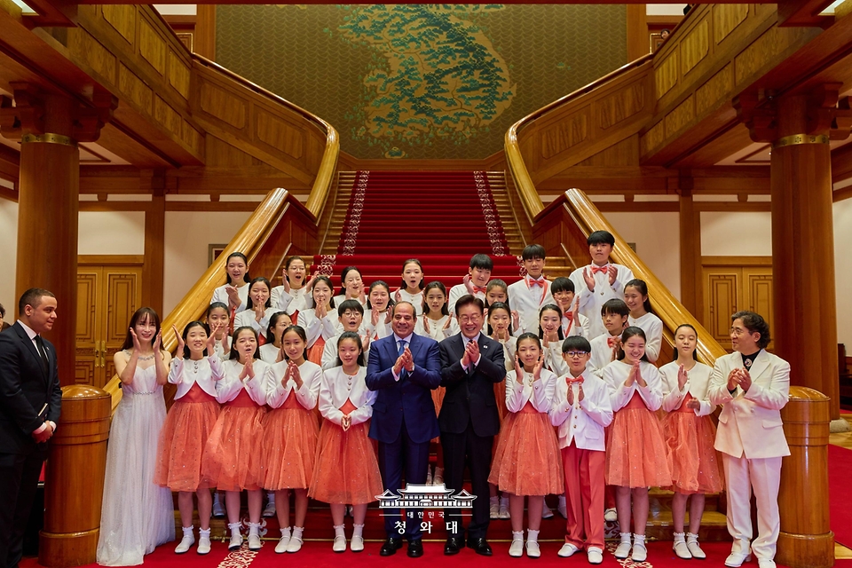 이재명 대통령과 압델 파타 알시시 이집트 대통령이 10월 8일 청와대에서 국빈 방한 공식 환영식을 마친 후 어린이 합창단과 기념촬영을 하고 있다.
