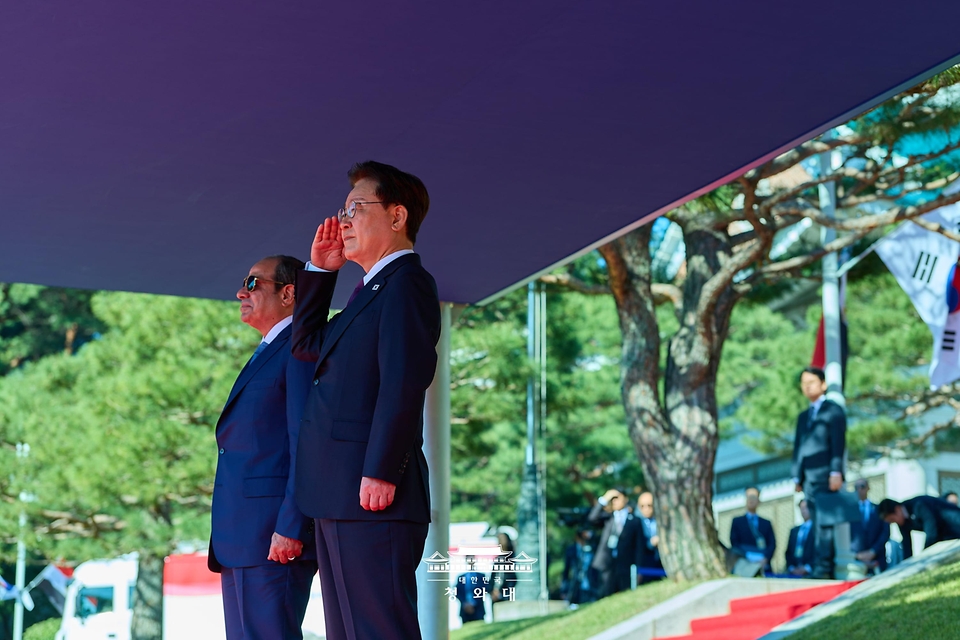이재명 대통령이 10월 8일 청와대에서 열린 압델 파타 알시시 이집트 대통령 국빈 방한 공식 환영식에서 거수 경례를 하고 있다.