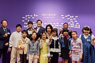 김혜경 여사가 10월 7일 인천광역시 국립세계문자박물관에서 열린 훈맹정음 100주년 특별전에서 김명인 관장, 박찬대 인천시장 등 참가자들과 함께 기념촬영을 하고 있다.