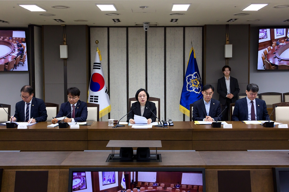 한성숙 국무총리가 10월 8일 세종시 정부세종청사에서 국가정책조정회의를 주재하고 있다.