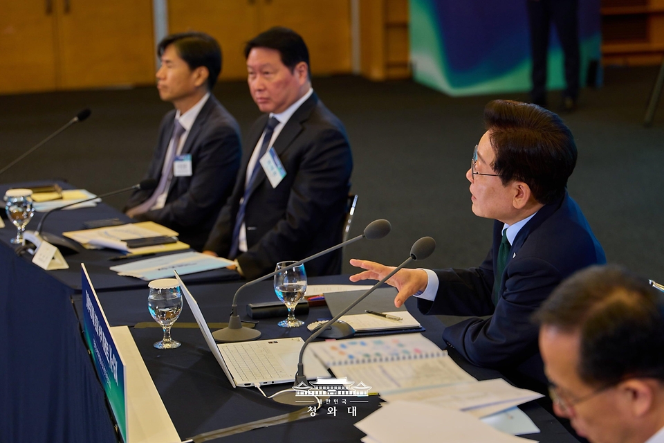 이재명 대통령이 10월 7일 서울 한 회의장에서 열린 한국형 녹색대전환(K-GX) 전략 국민보고회에서 발언하고 있다.