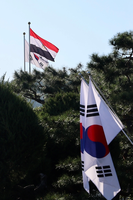 국빈 방한한 압델 파타 알시시 이집트 대통령이 10월 8일 서울 동작구 국립현충원을 찾아 헌화하고 있다.