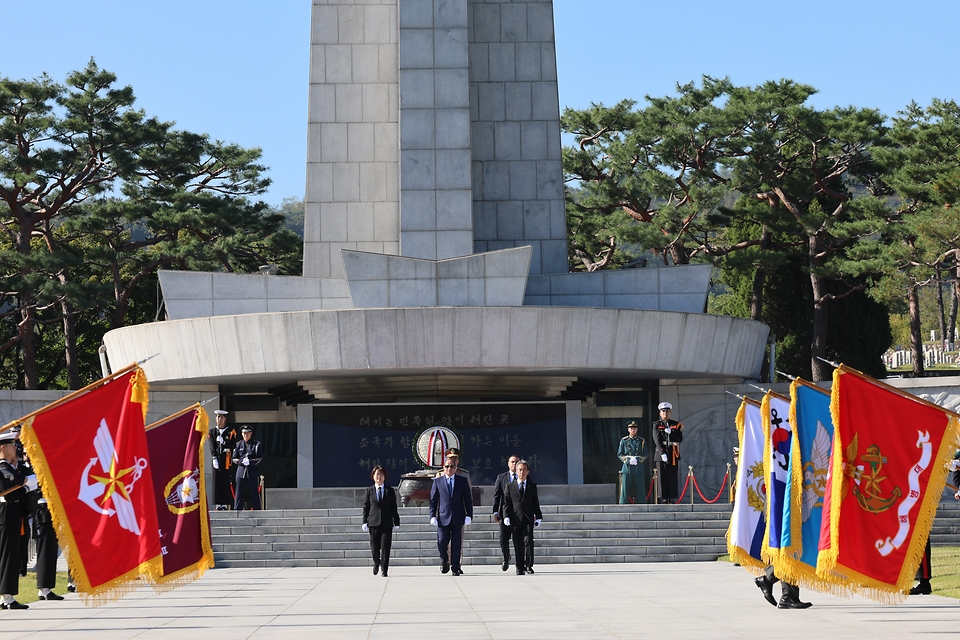 국빈 방한한 압델 파타 알시시 이집트 대통령이 10월 8일 서울 동작구 국립현충원을 찾아 헌화하고 있다.