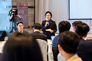 한성숙 국무총리가 10월 7일 세종시 총리세종공관에서 출입기자단 오찬간담회를 주재하고 있다.