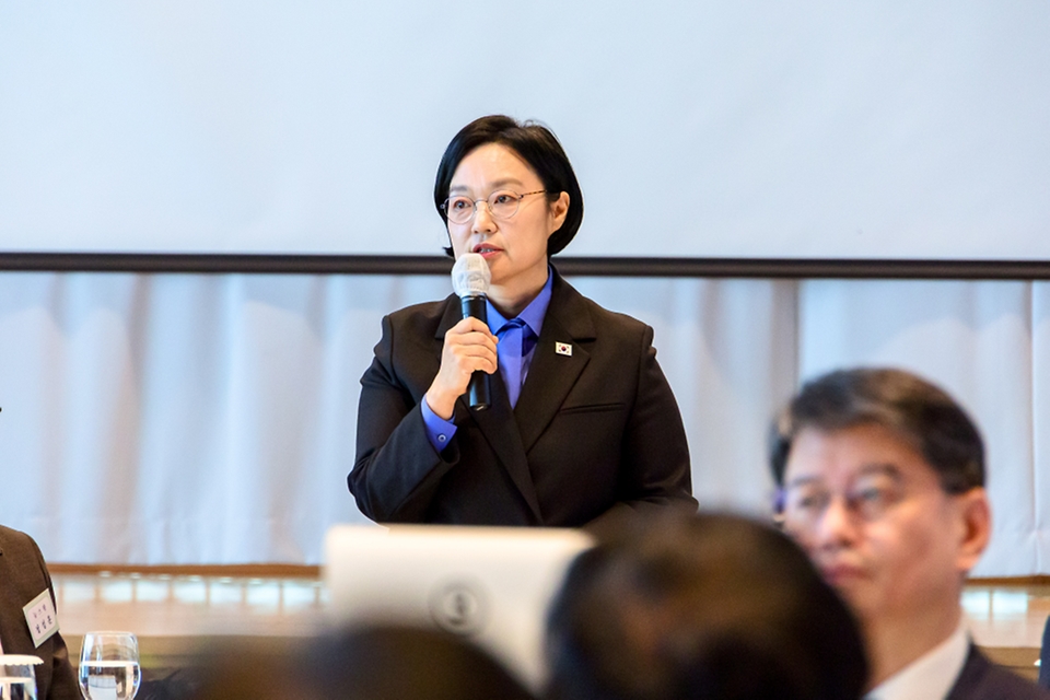 한성숙 국무총리가 10월 7일 세종시 총리세종공관에서 출입기자단 오찬간담회를 주재하고 있다.