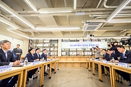 한성숙 국무총리가 10월 6일 경기 남양주시 별내동 사회적 경제주체 참여형 공공지원민간임대주택을 방문해 운영현황을 점검하고 있다.