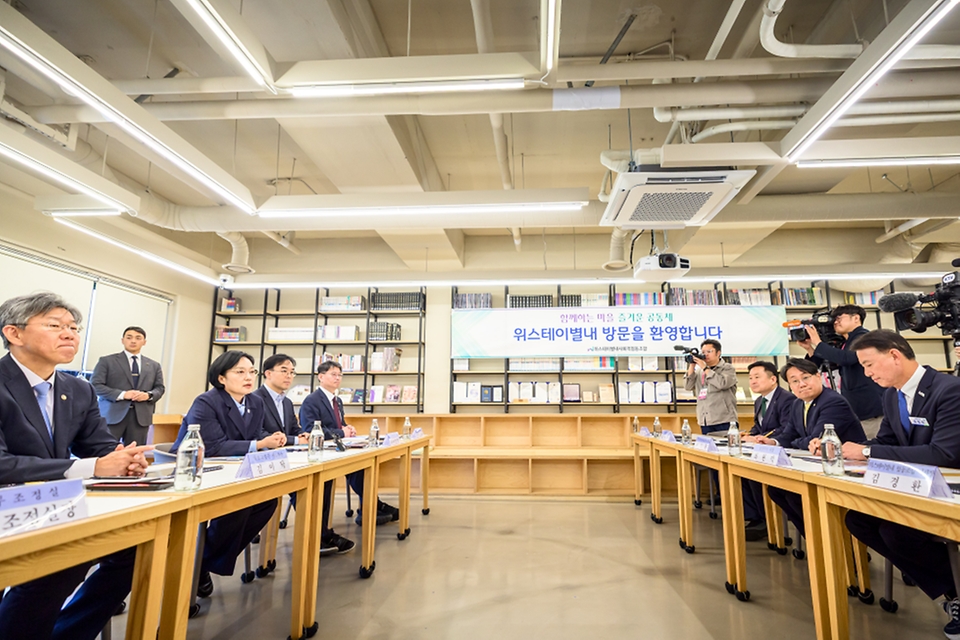 한성숙 국무총리가 10월 6일 경기 남양주시 별내동 사회적 경제주체 참여형 공공지원민간임대주택을 방문해 운영현황을 점검하고 있다.