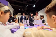 김혜경 여사가 10월 7일 인천광역시 국립세계문자박물관에서 훈맹정음 100주년 특별전을 관람하고 있다.