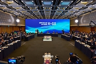 이재명 대통령이 10월 7일 서울 한 회의장에서 열린 한국형 녹색대전환(K-GX) 전략 국민보고회에서 발언하고 있다.