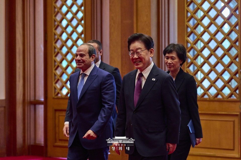 이재명 대통령과 압델 파타 알시시 이집트 대통령이 10월 8일 청와대에서 국빈 방한 공식 환영식을 마친 후 이동하고 있다.